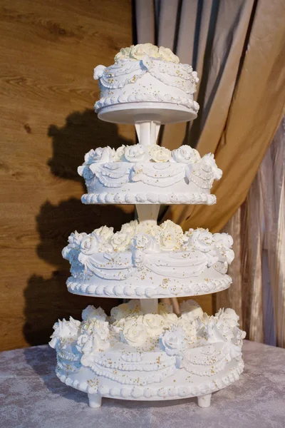 Большой белый свадебный торт — стоковое фото