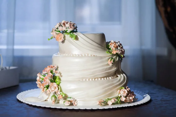 Grande bolo de casamento branco — Fotografia de Stock