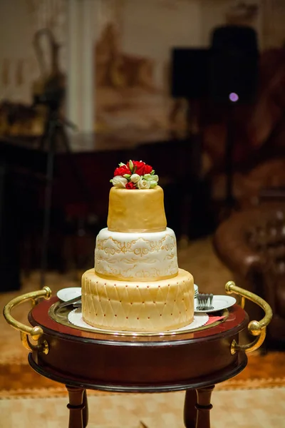 Grande bolo de casamento dourado — Fotografia de Stock