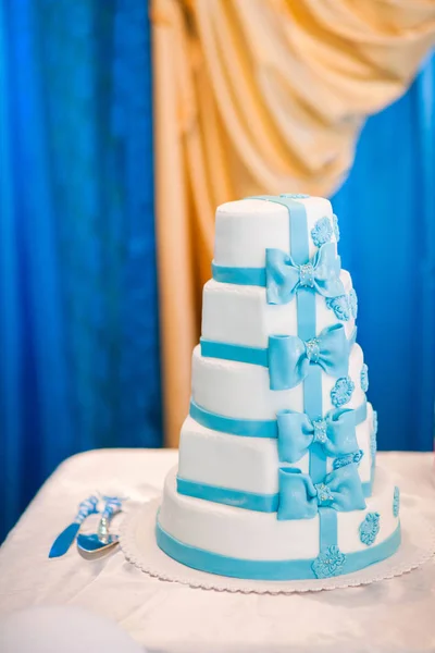 Stora blå bröllopstårta — Stockfoto