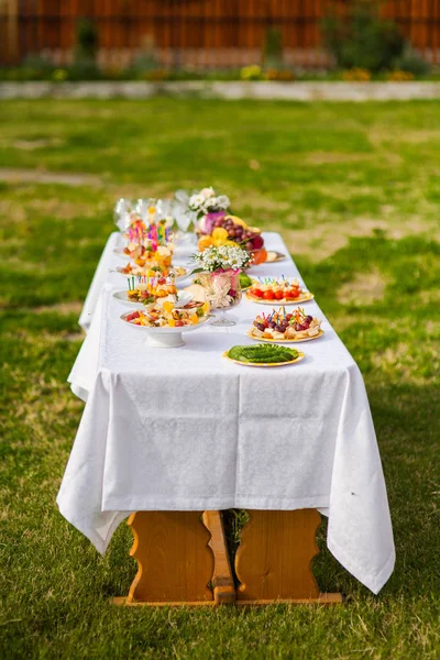 Frukostbuffé under öppen himmel — Stockfoto