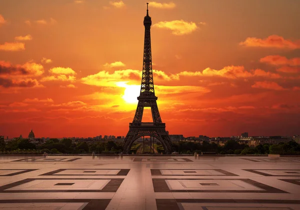 Torre Eiffel al atardecer —  Fotos de Stock