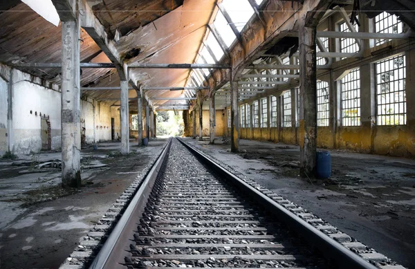 Elhagyott gyárban sínek — Stock Fotó