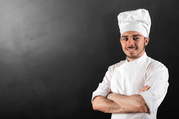 Joven chef sonriente —  Fotos de Stock