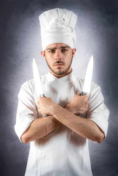 Ung Chef med kniv — Stockfoto