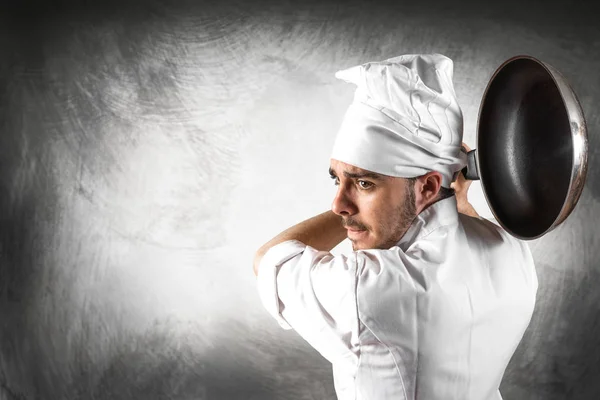 Joven chef con sartén —  Fotos de Stock