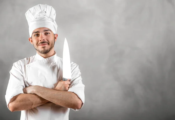 Junger Koch mit Messer — Stockfoto