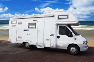 kamyonet ve karavan denizde