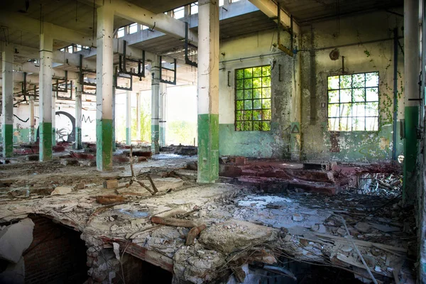 Oude verlaten fabriek — Stockfoto