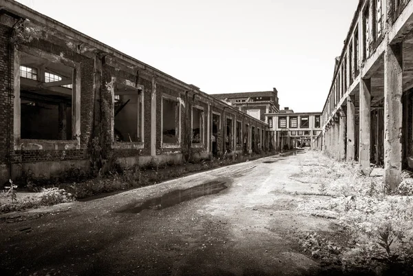 Velha fábrica abandonada — Fotografia de Stock