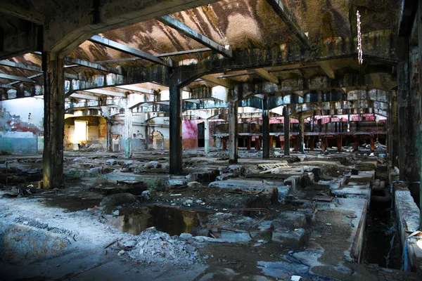 Régi elhagyott gyárban — Stock Fotó