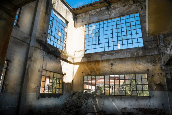 Oude verlaten fabriek — Stockfoto