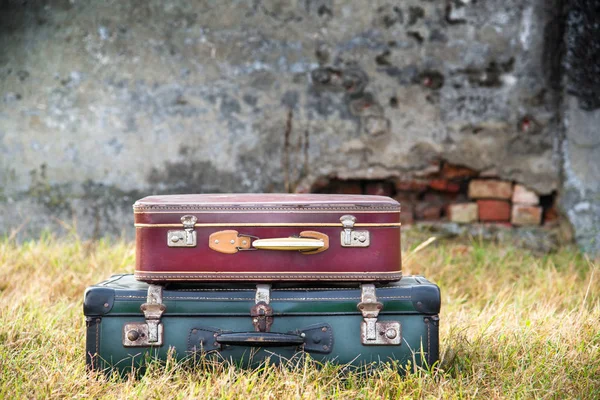 Taschen und Ferngläser vor Ort — Stockfoto