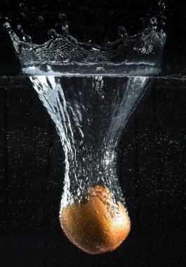 Suya düşen taze kivi