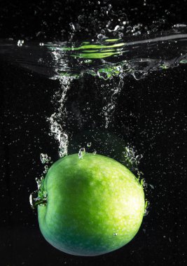 suya düşen taze elma