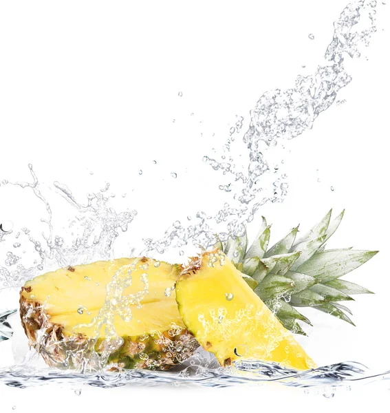 A víz alá tartozó friss ananász — Stock Fotó