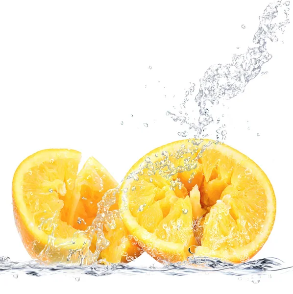 Naranja fresca que cae en el agua — Foto de Stock