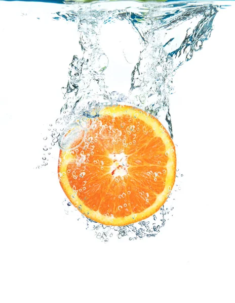 A víz alá tartozó friss narancs — Stock Fotó