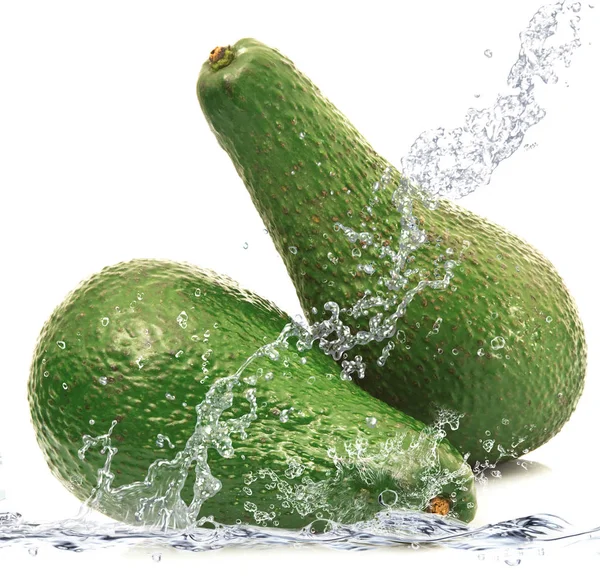 Verse avocado vallen in water — Stockfoto