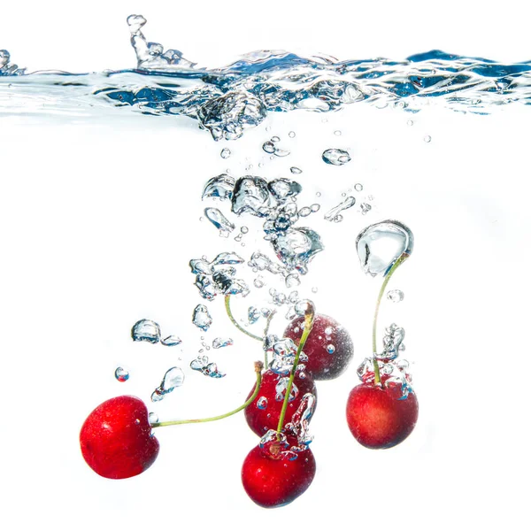 Świeżych wiśni i czereśni objętych w wodzie — Zdjęcie stockowe