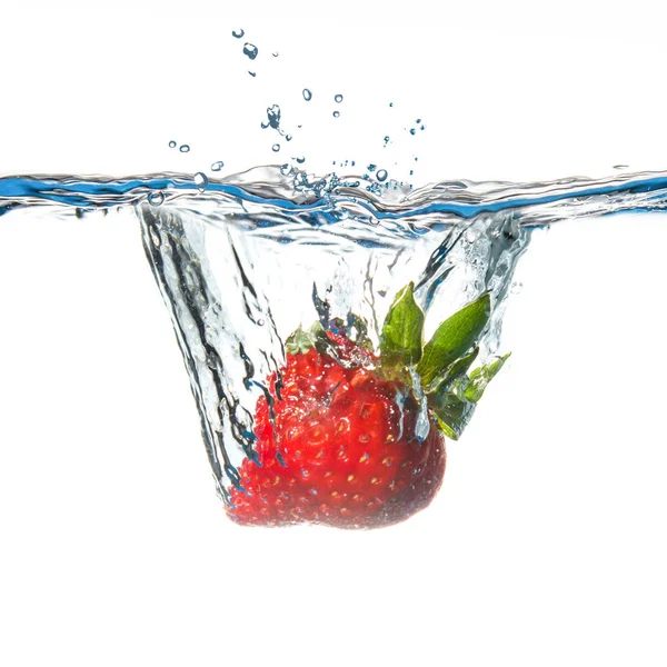 Νωπών φράουλα πέφτοντας στο νερό — Φωτογραφία Αρχείου
