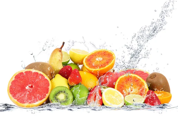 Świeże owoce objęte wody — Zdjęcie stockowe
