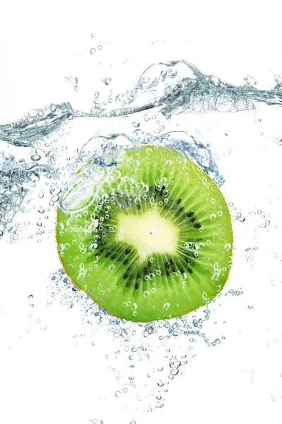 Kiwi fresco caindo na água — Fotografia de Stock