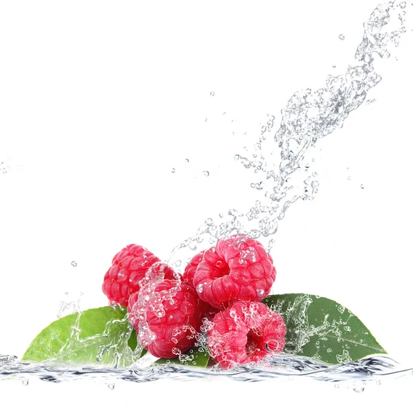 Framboises fraîches tombant dans l'eau — Photo