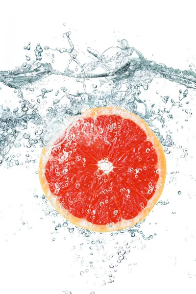 Grapefruit care cade în apă — Fotografie, imagine de stoc