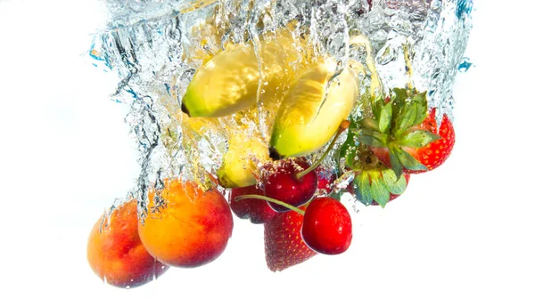 Frutas que caen en el agua — Foto de Stock