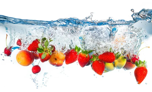 Frutas que caen en el agua — Foto de Stock