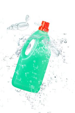 plastik şişe suya düşen