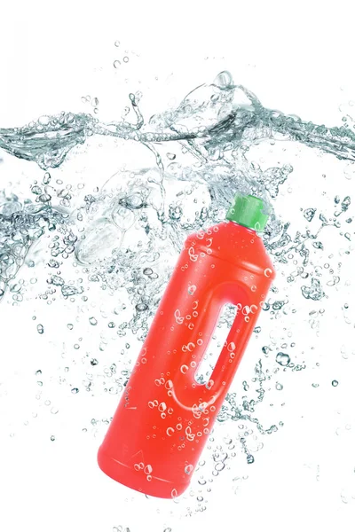 Botella de plástico cayendo en agua — Foto de Stock