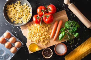 bir İtalyan makarna yemek hazırlanması
