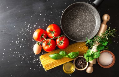 bir İtalyan makarna yemek hazırlanması