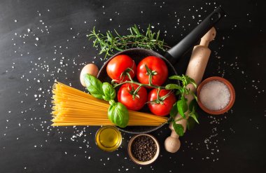 bir İtalyan makarna yemek hazırlanması