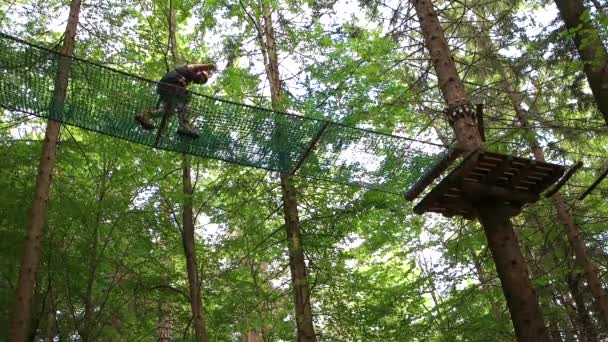 En el parque de aventuras — Vídeo de stock