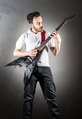 genç adam oyun bir gitar