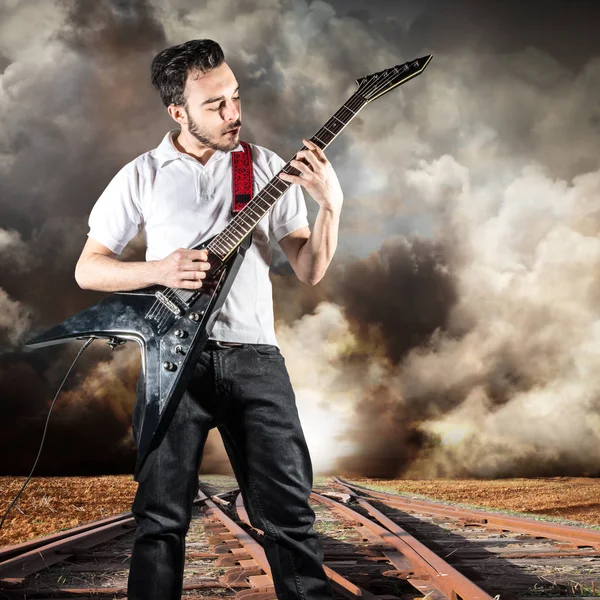 genç adam oyun bir gitar