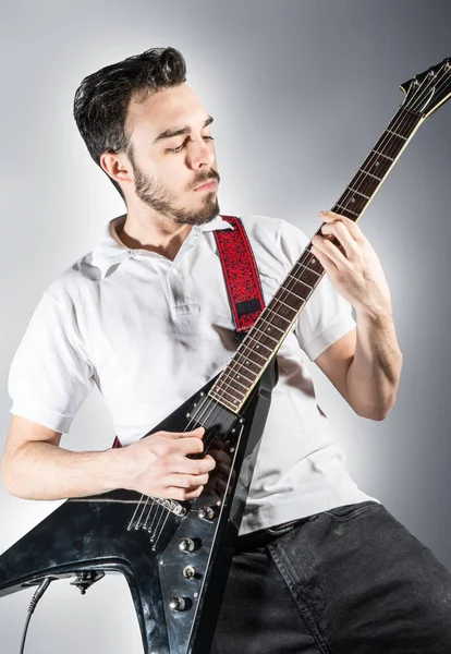 genç adam oyun bir gitar