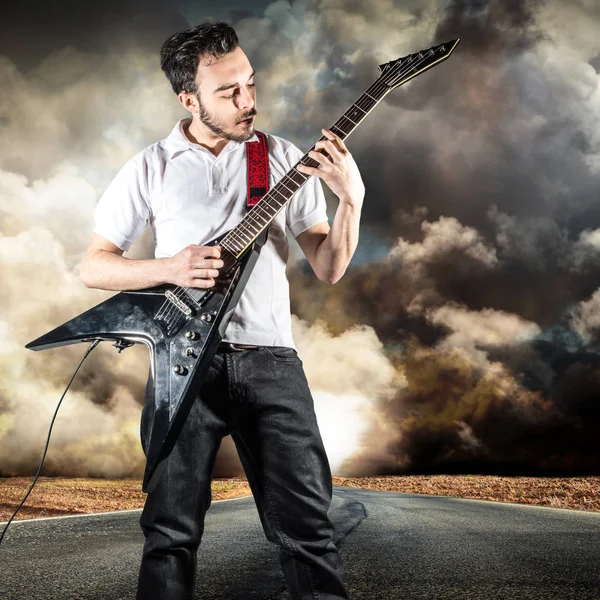 Joven tocar una guitarra —  Fotos de Stock