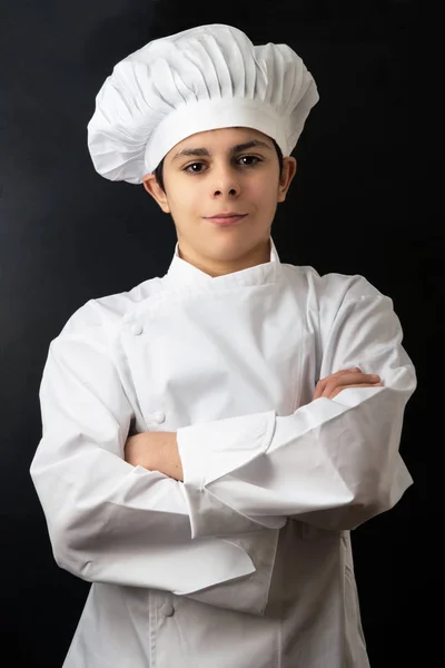 Fiatal szakács a sötét háttér — Stock Fotó