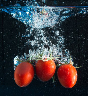 suya düşen taze domates