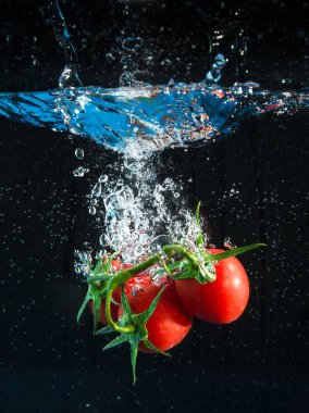 suya düşen taze domates