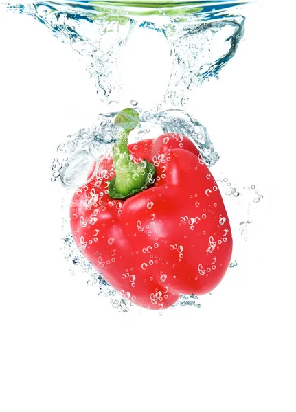 Φρέσκες πιπεριές πέφτοντας στο νερό — Φωτογραφία Αρχείου