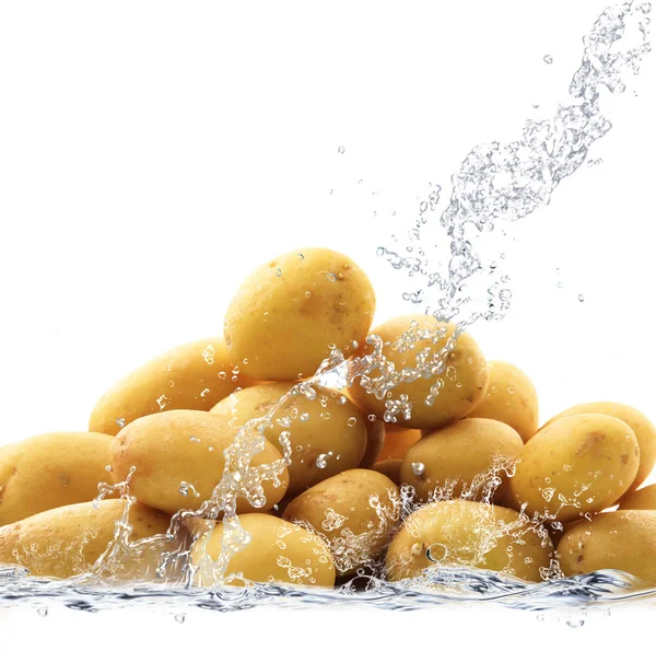 Φρέσκες πατάτες πέφτοντας στο νερό — Φωτογραφία Αρχείου