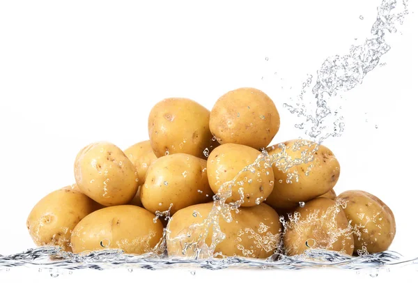 Świeżych ziemniaków objętych w wodzie — Zdjęcie stockowe