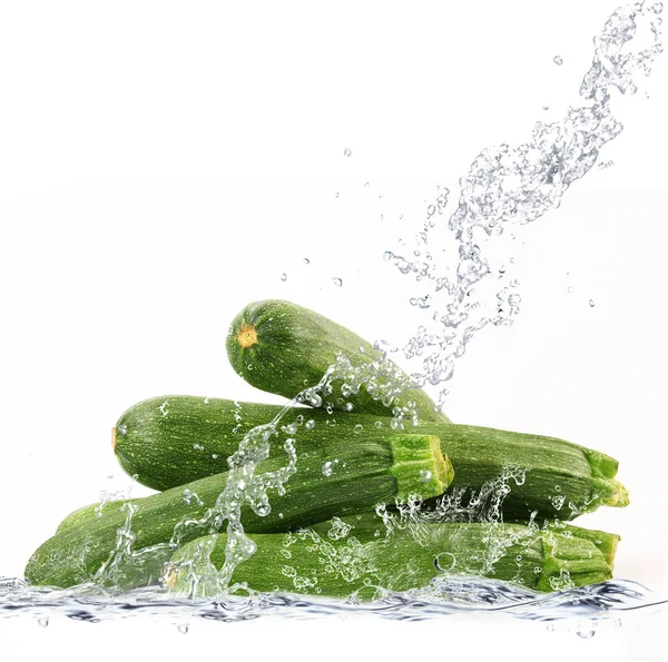 Färsk zucchini falla i vatten — Stockfoto