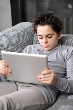 bir tablet ile okuma ufaklık