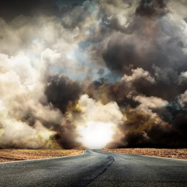 Fantastische Wüstenstraße mit Wolken — Stockfoto